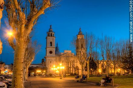 Plaza y Catedral al anochecer - Departamento de San José - URUGUAY. Foto No. 55436