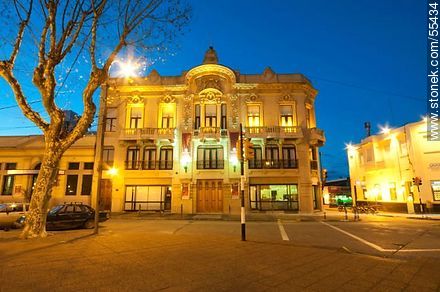 Teatro Bartolomé Macció al anochecer - Departamento de San José - URUGUAY. Foto No. 55434