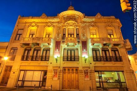 Teatro Bartolomé Macció al anochecer - Departamento de San José - URUGUAY. Foto No. 55432
