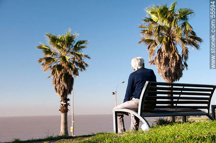 Anciano mirando al Río de la Plata.  - Departamento de Montevideo - URUGUAY. Foto No. 55594