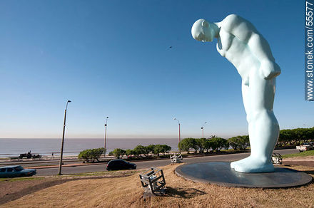El hombre que saluda, Greeting man, mirando a Corea. - Departamento de Montevideo - URUGUAY. Foto No. 55577
