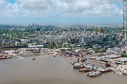 Vista aérea de la ciudad desde la bahía de Montevideo - Departamento de Montevideo - URUGUAY. Foto No. 55751
