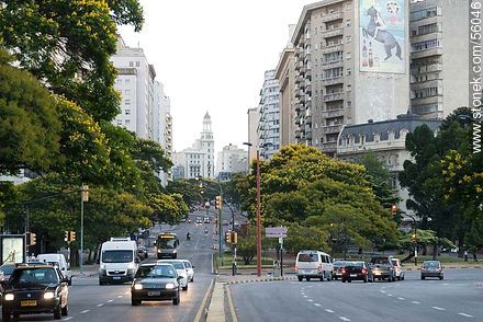 Avenida del Libertador. Al fondo el edificio Rex en la Av. 18 de Julio. - Departamento de Montevideo - URUGUAY. Foto No. 56046