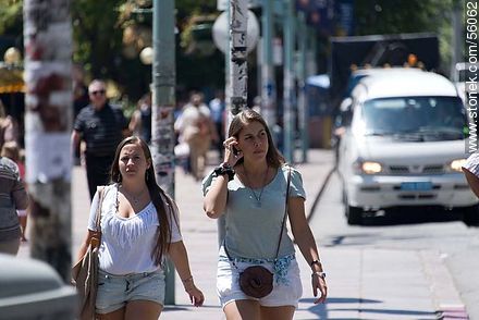Chicas paseando por 18 de Julio - Departamento de Montevideo - URUGUAY. Foto No. 56062