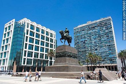 Plaza Independencia. Monumento a Artigas rodeado de la torre Ejecutiva, el edificio Ciudadela y algunos turistas. - Departamento de Montevideo - URUGUAY. Foto No. 56080