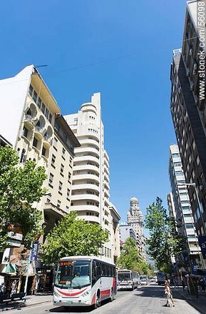 Avenida 18 de Julio en el año 2013. Edificio Lapido - Departamento de Montevideo - URUGUAY. Foto No. 56098