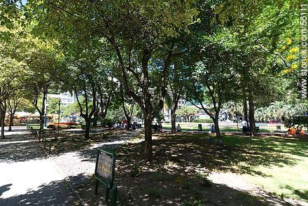 Plaza Fabini. Sombra reparadora - Departamento de Montevideo - URUGUAY. Foto No. 56111