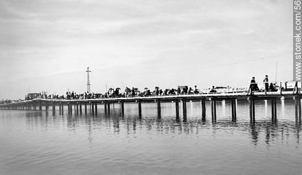 Muelle con pescadores en playa Mansa - Punta del Este y balnearios cercanos - URUGUAY. Foto No. 56149