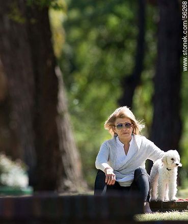 Señora y su perro - Departamento de Montevideo - URUGUAY. Foto No. 56268