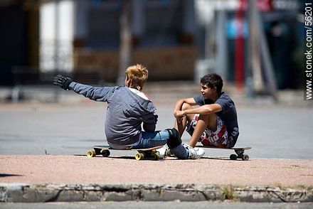 Jóvenes conversando luego de su práctica de skate - Departamento de Montevideo - URUGUAY. Foto No. 56201