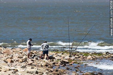 Pescadores en las rocas de la playa - Departamento de Montevideo - URUGUAY. Foto No. 56358