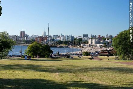 Vista de la playa Ramírez y edificio Mercosur desde las canteras del Parque Rodó - Departamento de Montevideo - URUGUAY. Foto No. 56340