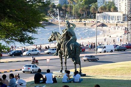 Playa Ramírez y monumento Nuevos Rumbos - Departamento de Montevideo - URUGUAY. Foto No. 56332