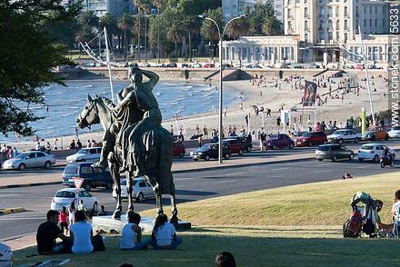 Playa Ramírez y monumento Nuevos Rumbos - Departamento de Montevideo - URUGUAY. Foto No. 56331