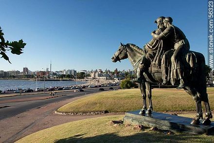 Monumento Nuevos Rumbos de José Belloni mirando hacia el horizonte - Departamento de Montevideo - URUGUAY. Foto No. 56323