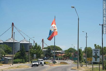 Entrada a Trinidad. Bandera del departamento de Flores - Departamento de Flores - URUGUAY. Foto No. 56931