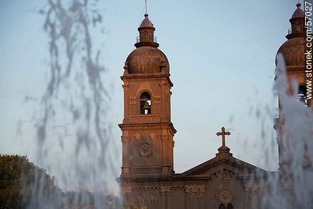 Plaza de los 33 Orientales. Iglesia Nuestra Señora del Carmen. - Departamento de Salto - URUGUAY. Foto No. 57027