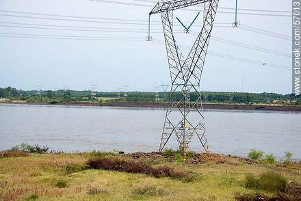 Cables de alta tensión. Trasmisión de electricidad - Departamento de Salto - URUGUAY. Foto No. 57013