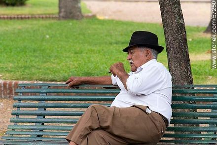 Anciano jubilado descansando en un banco de la plaza - Departamento de Salto - URUGUAY. Foto No. 57250