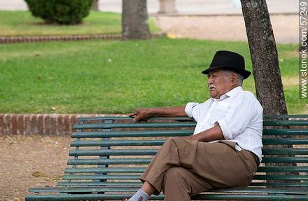 Elderly retired resting on a park bench - Department of Salto - URUGUAY. Photo #57249