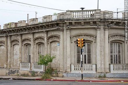 Antiguo edificio frente a la Plaza Artigas - Departamento de Salto - URUGUAY. Foto No. 57246
