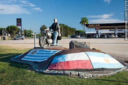 Monumento al motociclista en la intersección de las rutas 3 y 11 en San José - Departamento de San José - URUGUAY. Foto No. 57279