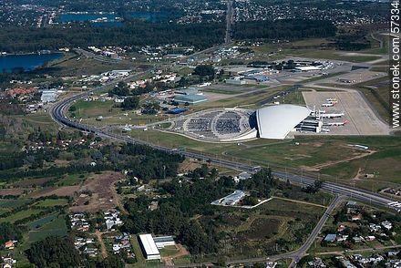 Vista aérea. Antiguo aeropuerto y base aérea militar. Rutas 101 y 106. - Departamento de Canelones - URUGUAY. Foto No. 57334