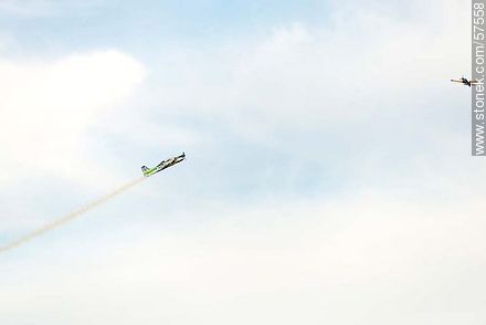 Vuelo acrobático en formación de la Escuadrilha da Fumaça de la Fuerza Aérea Brasileña con aviones Embraer EMB 312 Tucano - Departamento de Montevideo - URUGUAY. Foto No. 57558