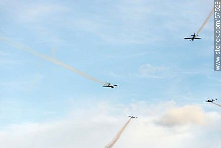 Vuelo acrobático en formación de la Escuadrilha da Fumaça de la Fuerza Aérea Brasileña con aviones Embraer EMB 312 Tucano - Departamento de Montevideo - URUGUAY. Foto No. 57528