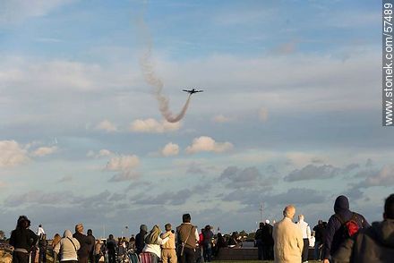 Avión Tucano de la Escuadrilha da Fumaça realizando acrobacias aeronáuticas con humo - Departamento de Montevideo - URUGUAY. Foto No. 57489