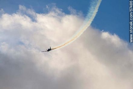 Avión Tucano de la Escuadrilha da Fumaça realizando acrobacias aeronáuticas con humo - Departamento de Montevideo - URUGUAY. Foto No. 57486