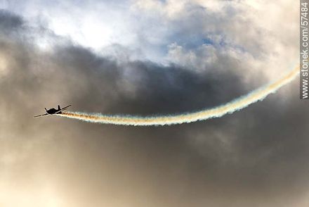 Avión Tucano de la Escuadrilha da Fumaça realizando acrobacias aeronáuticas con humo - Departamento de Montevideo - URUGUAY. Foto No. 57484