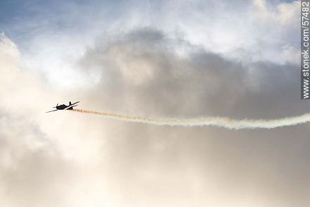 Avión Tucano de la Escuadrilha da Fumaça realizando acrobacias aeronáuticas con humo - Departamento de Montevideo - URUGUAY. Foto No. 57482