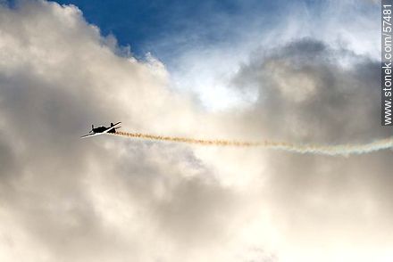 Avión Tucano de la Escuadrilha da Fumaça realizando acrobacias aeronáuticas con humo - Departamento de Montevideo - URUGUAY. Foto No. 57481
