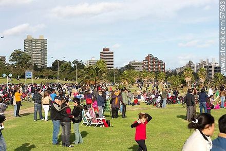Crowd watching the aeronautical spectacle - Department of Montevideo - URUGUAY. Photo #57633