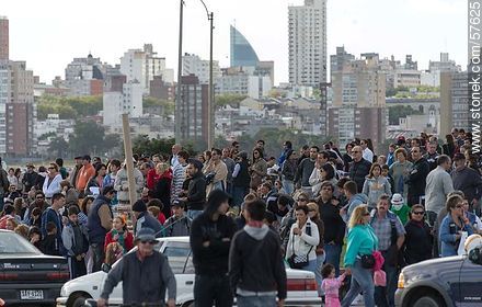Crowd watching the aeronautical spectacle - Department of Montevideo - URUGUAY. Photo #57625