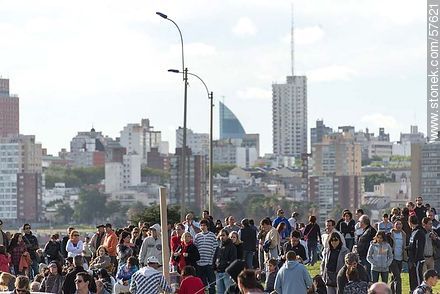 Muchedumbre contemplando el espactáculo aeronáutico - Departamento de Montevideo - URUGUAY. Foto No. 57621