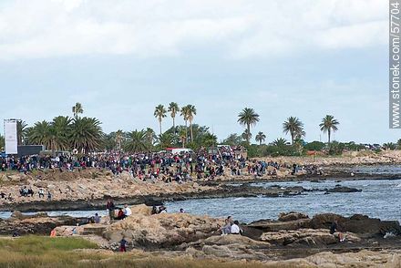 Público en las rocas de Punta Carretas admirando el espectáculo aéreo - Departamento de Montevideo - URUGUAY. Foto No. 57704