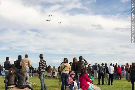 Público admirando Cessnas C-206 y Baron UB-58 - Departamento de Montevideo - URUGUAY. Foto No. 57695