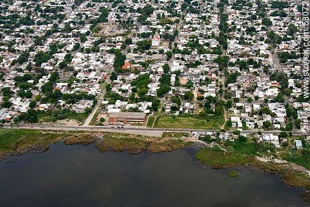 Vista aérea de la calle Egipto y liceo No. 61 - Departamento de Montevideo - URUGUAY. Foto No. 58072