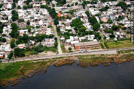 Vista aérea de la calle Egipto y liceo No. 61 - Departamento de Montevideo - URUGUAY. Foto No. 58071