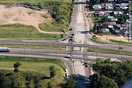 Aerial view of the intersection of Route 1 and Av Santin Carlos Rossi - Department of Montevideo - URUGUAY. Photo #58038
