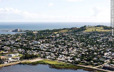 Vista aérea de la calle Egipto, el cerro, la fortaleza y punta Lobos - Departamento de Montevideo - URUGUAY. Foto No. 57993