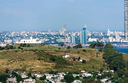Vista aérea del Cerro, su fortaleza, la bahía y la ciudad de Montevideo - Departamento de Montevideo - URUGUAY. Foto No. 58173