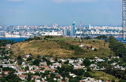 Vista aérea del Cerro, su fortaleza, la bahía y la ciudad de Montevideo - Departamento de Montevideo - URUGUAY. Foto No. 58171