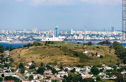 Vista aérea del Cerro, su fortaleza, la bahía y la ciudad de Montevideo - Departamento de Montevideo - URUGUAY. Foto No. 58169