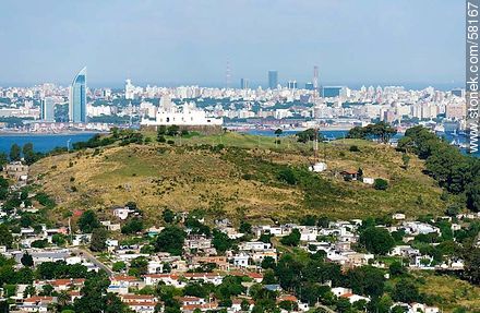 Vista aérea del Cerro, su fortaleza, la bahía y la ciudad de Montevideo - Departamento de Montevideo - URUGUAY. Foto No. 58167