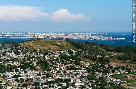 Vista aérea del Cerro, su fortaleza, la bahía y la ciudad de Montevideo. Barrio Casabó. Cerro Norte. - Departamento de Montevideo - URUGUAY. Foto No. 58165