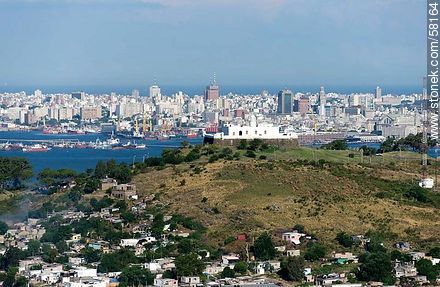 Vista aérea del Cerro, su fortaleza, la bahía y la ciudad de Montevideo - Departamento de Montevideo - URUGUAY. Foto No. 58164