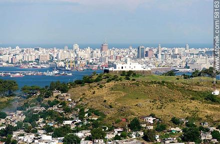 Vista aérea del Cerro, su fortaleza, la bahía y la ciudad de Montevideo - Departamento de Montevideo - URUGUAY. Foto No. 58163